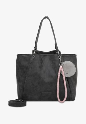 Schwarze tote Tasche aus Kunstleder mit zwei Griffen, verstellbarem Schultergurt, silberner Hardware und einem pinken Akzentband mit einem runden Anhänger.