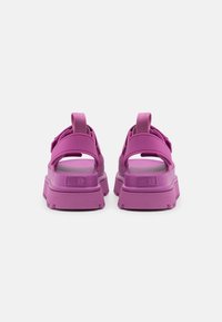 UGG GOLDENGLOW - Sandale s platformom - mangosteen