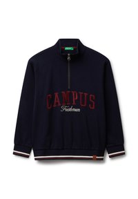 Námořnická modrá mikina s quarter-zip, s červeným nápisem "CAMPUS" a bílým nápisem "Freshman", pruhovanými manžetami a lemem a vysokým límcem.