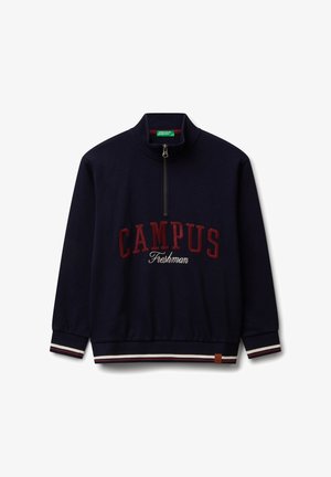 Marineblaues Sweatshirt mit Viertelreißverschluss, rotem "CAMPUS"-Schriftzug und weißem "Freshman"-Text, gestreiften Bündchen und Saum sowie einem hohen Kragen.