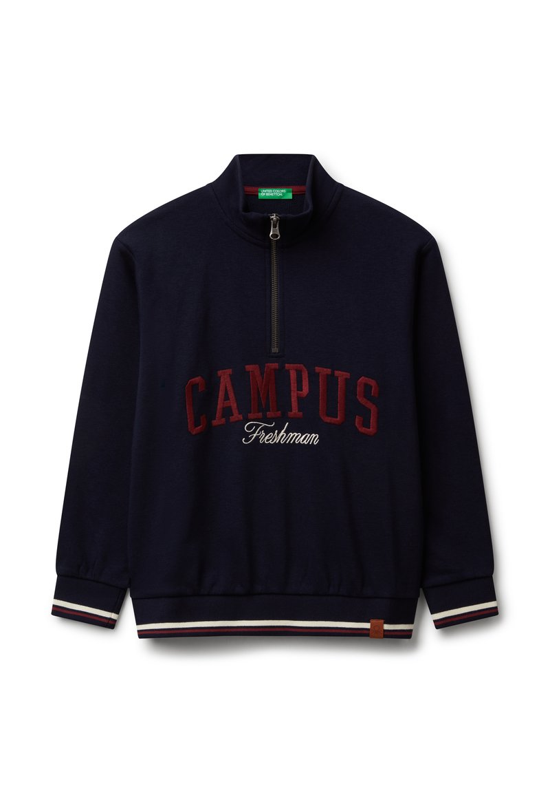 Námořnická modrá mikina s quarter-zip, s červeným nápisem "CAMPUS" a bílým nápisem "Freshman", pruhovanými manžetami a lemem a vysokým límcem.