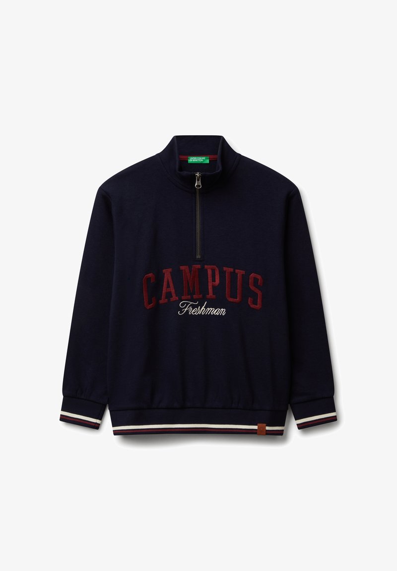 Námořnická modrá mikina s quarter-zip, s červeným nápisem "CAMPUS" a bílým nápisem "Freshman", pruhovanými manžetami a lemem a vysokým límcem.