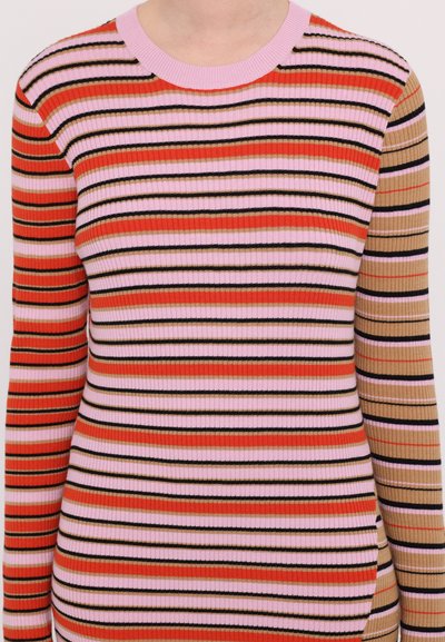 Rippstrick-Pullover mit langen Ärmeln, der mehrfarbige Streifen in Rot, Pink, Schwarz und Beige zeigt. Rundhalsausschnitt mit kontrastierendem pinken Abschluss.