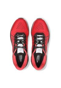 Baskets de sport rouges avec une tige en mesh respirant, accents noirs et design texturé. Dotées de lacets plats et d'une semelle rembourrée.