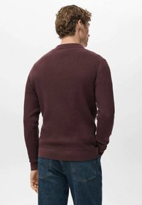 Bordowy prążkowany sweter wykonany z fakturowanej tkaniny, z okrągłym dekoltem i dopasowanymi mankietami. Tył ma gładkie wykończenie bez dodatkowych zdobień.