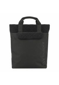 Bolso tote negro acolchado con asas cortas, que cuenta con un cierre de solapa y un logotipo vertical embossado en el lateral. Fabricado en un tejido durable.