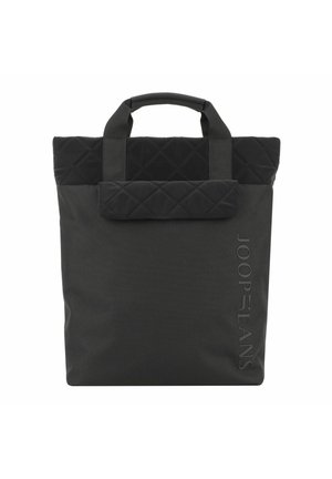 Sac fourre-tout matelassé noir avec poignées courtes, doté d'une fermeture à rabat et d'un logo vertical gaufré sur le côté. Fabriqué en tissu durable.