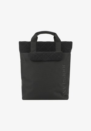 Zwarte gewatteerde totebag met korte handvatten, met een klep sluiting en een verticale logo-embossing aan de zijkant. Gemaakt van duurzaam materiaal.