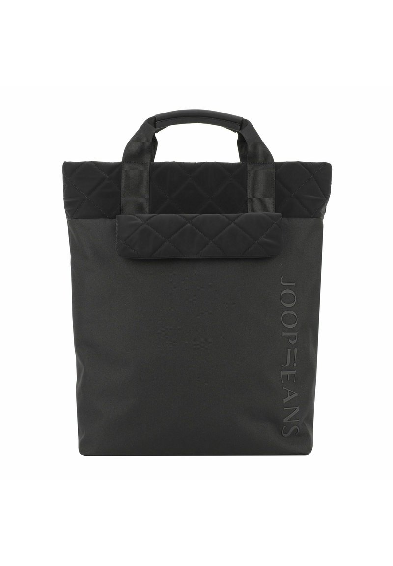 Bolso tote negro acolchado con asas cortas, que cuenta con un cierre de solapa y un logotipo vertical embossado en el lateral. Fabricado en un tejido durable.
