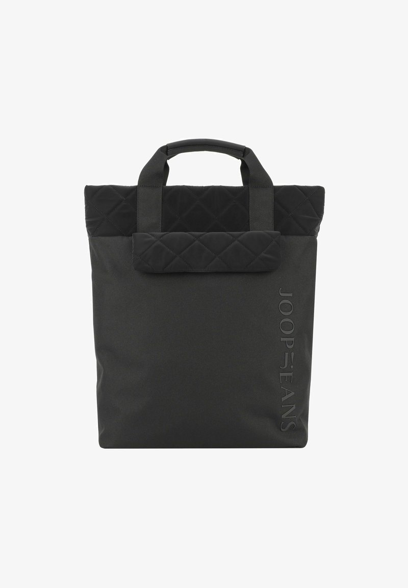 Bolso tote negro acolchado con asas cortas, que cuenta con un cierre de solapa y un logotipo vertical embossado en el lateral. Fabricado en un tejido durable.
