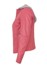 Rosa Lederjacke mit tailliertem Schnitt, grauer Kapuze, Reißverschlusstasche an der Seite und kontrastierenden Nähten. Glatte Textur mit eleganter Silhouette.