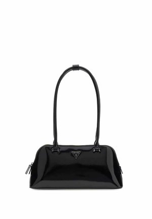 Borsa Guess in pelle verniciata nera con manici lunghi e targhetta con logo a triangolo, chiusura con cerniera sulla parte superiore e ai lati, esposta su sfondo bianco.