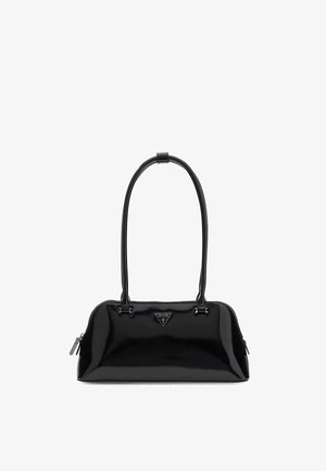 Borsa Guess in pelle verniciata nera con manici lunghi e targhetta con logo a triangolo, chiusura con cerniera sulla parte superiore e ai lati, esposta su sfondo bianco.