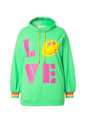 Sudadera verde de corte holgado, con un gran texto en rosa que dice "LOVE" y una cara sonriente amarilla. Presenta cordones amarillos y puños a rayas de colores del arcoíris.