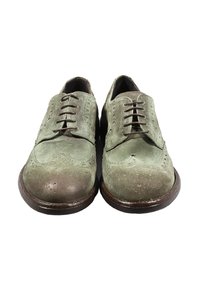 Scarpe eleganti da uomo in camoscio verde con design brogue, dotate di punta in pelle marrone e allacciatura fitta. Suole piatte marroni.