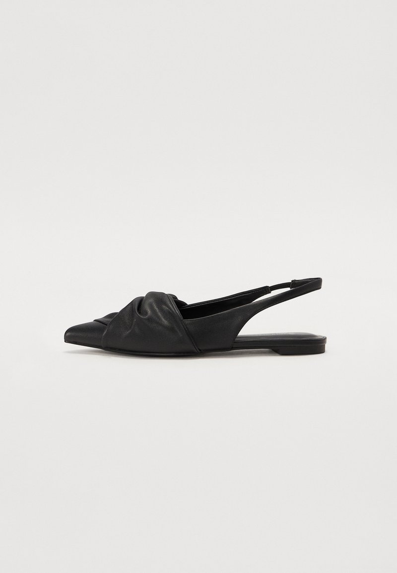 Chaussures à bride arrière en cuir noir avec un bout pointu, présentant un détail torsadé à l'avant et une semelle plate. Texture lisse sans motifs visibles.