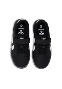 Svarta sneakers med en mjuk ovandel i tyg, vita detaljer och svarta snören. Utrustad med ett kardborreband. Gummiyttersula för grepp och hållbarhet.