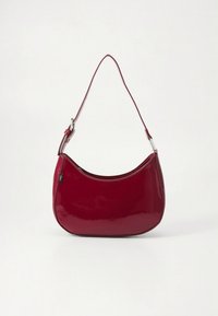 Fényes bordó kézitáska lekerekített formával és egy állítható vállpánttal. Cipzáras záródással és diszkrét márkajelzéssel az oldalon.