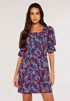 Vestido floral con fondo azul marino y patrones en rosa, naranja y blanco. Mangas abullonadas y escote cuadrado. Diseño corto y fluido.