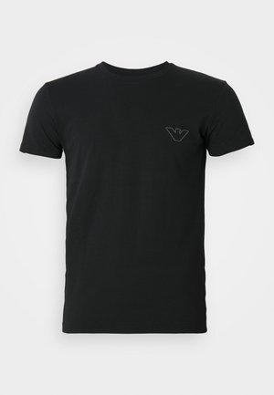 Schwarz Baumwoll-T-Shirt mit rundem Halsausschnitt und kurzen Ärmeln, das ein kleines, geprägtes Logo auf der linken Brust trägt. Glatte Textur.