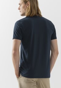 T-shirt a maniche corte blu navy con scollatura rotonda, realizzato in un tessuto liscio e leggero, che presenta una vestibilità comoda e linee pulite.