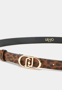 Cintura con motivo leopardato, retro in pelle nera, fibbia ovale color oro con dettaglio del logo e vestibilità regolabile con più fori.