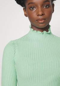 Vero Moda Petite VMEVIE HIGHNECK - Camisola de manga comprida - mist green