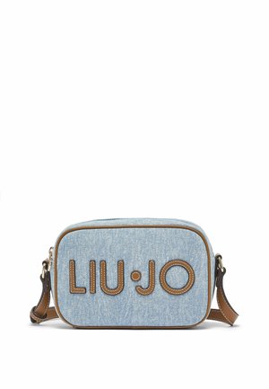 Hele sinine teksakotike, millel on pruunid nahast detailid ja reguleeritav rihm, esiküljel suurte õmmeldud tähtedega "LIU JO".