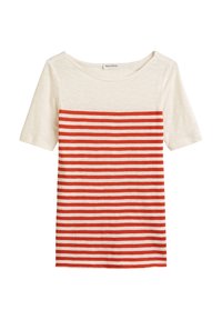 Camiseta de manga corta hecha de tela ligera, con un amplio escote barco, fondo crema y rayas rojas horizontales.