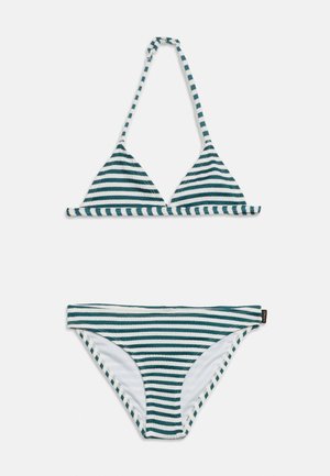 Ensemble bikini rayé horizontal vert et blanc avec haut triangle et culotte taille basse assortie, présenté sur fond blanc.