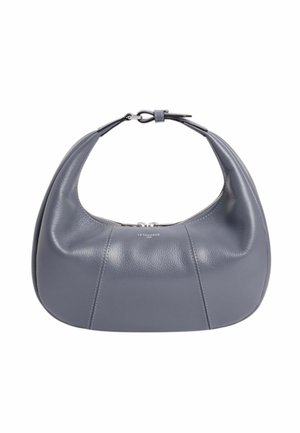 Borsa a mezzaluna in pelle grigia con chiusura superiore a zip e fibbia regolabile della tracolla. Texture liscia con dettagli di cuciture sottili.