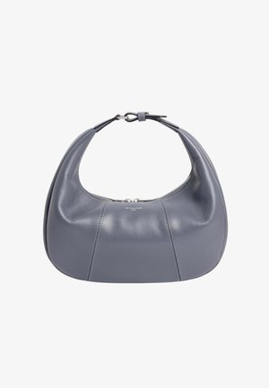 Graue Leder-Handtasche in Halbmondform mit Reißverschluss oben und verstellbarer Gurt-Schnalle. Glatte Textur mit dezenten Nähten.