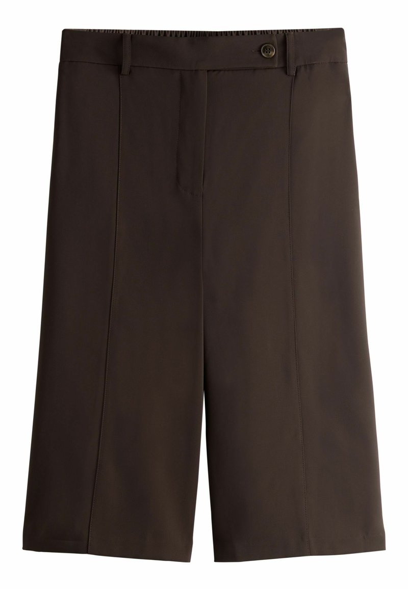 Pantaloni corti marroni realizzati in tessuto leggero, dotati di due tasche frontali, chiusura con bottone e design frontale piatto con una texture liscia.