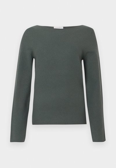 Ciemnozielony, długi sweter z długim rękawem, wykonany z miękkiego materiału, z dekoltem typu łódka i luźnym krojem, bez wyraźnych wzorów czy akcentów.