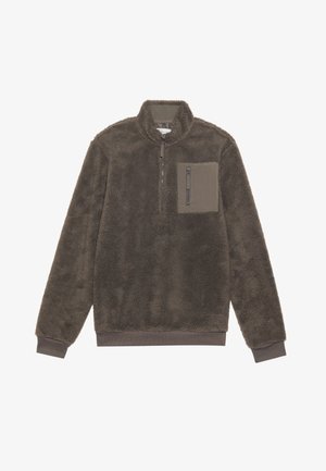 Brun fleece pullover med høj krave, kvart lynlås og en venstre brystlomme, der har en kontrastfarvet stoflap. Blød tekstur hele vejen igennem.