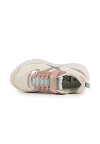 Baskets avec une tige crème, des accents en daim rose, des lacets bleus, une texture perforée, des détails argentés et une semelle blanche rembourrée.