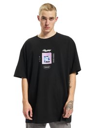 Sort oversized bomulds t-shirt med et frontgrafik med en lilla ramme og tekst. Korte ærmer, afslappet fit og blød tekstur.