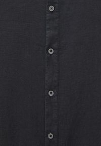Zwarte button-up overhemd van gladde stof, met acht bijpassende knopen aan de voorkant en een subtiele textuur.