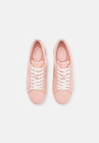 Rosa syntetiska sneakers med vita snören, texturerade sidopaneler och rundad tå, med en logotyp på utsidan och mjukt innerfoder.