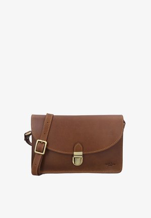 Brūna ādas plecu soma ar priekšpusi aizdari, zelta detaļām un redzamu šuvumu. Gluda tekstūra un minimālistisks dizains.