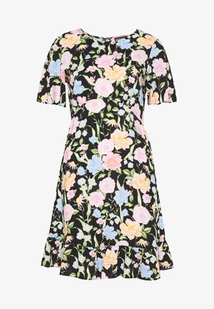 Sukienka w kwiatowy wzór z krótkimi rękawami, z czarnym tłem, różowymi, niebieskimi i żółtymi kwiatami oraz falbanką u dołu.