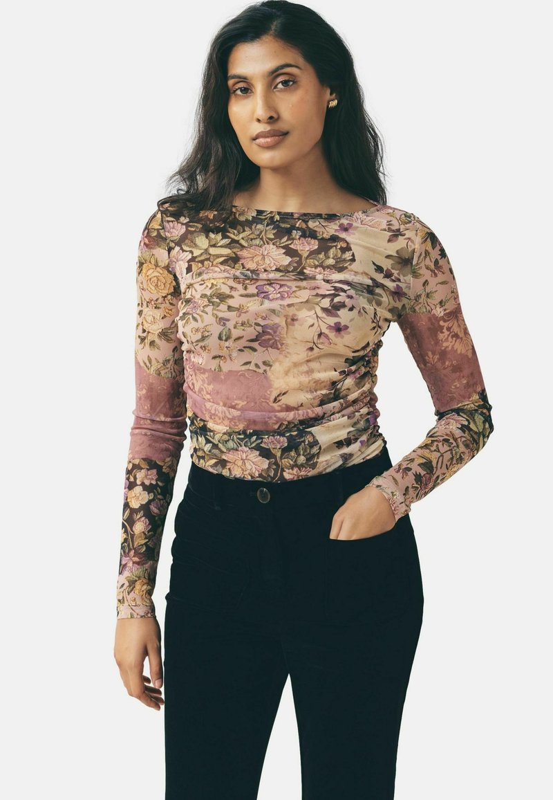 Langärmliges Oberteil mit floralem Druck in sanften Rosa- und Schwarztönen. Hergestellt aus leichtem, strukturiertem Stoff mit einer taillierten Passform.