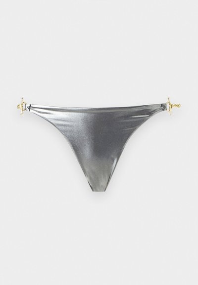 Metalliskt silverfärgad bikiniunderdel med guldfärgade låsdetaljer på varje sida mot en enkel vit bakgrund.