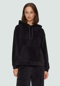 Zwarte corduroy hoodie met een buidelzak, trekkoordcapuchon en geribbelde manchetten. Zachte textuur, ontspannen pasvorm en subtiele merkaanduiding.