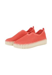 Scarpe slip-on rosse con fori, dotate di suole in gomma crema, caratterizzate da un motivo testurizzato e senza lacci visibili. Design leggero e informale.