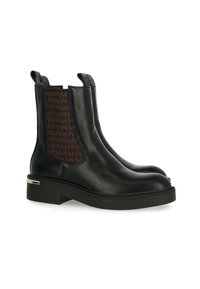 Černé kožené Chelsea boty s hnědými vzorovanými elastickými bočními panely, plochými gumovými podrážkami a zlatým akcentem na podpatku. Hladká textura, kulatá špička.