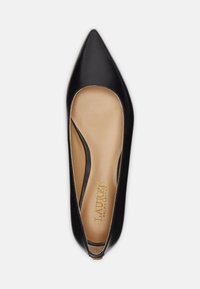 Ballerine in pelle nera con punta affusolata e design a basso taglio, con interno beige e branding dorato "Lauren Ralph Lauren". Texture liscia.