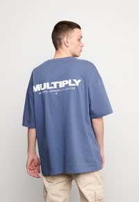 Multiply Apparel FONT  - Triko s potiskem - dark denim