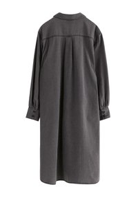 Grå, långärmad klänning med krage, samlad bakdetalj, knäppte manschetter och rak siluett, tillverkad av mjukt tyg.