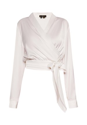 Bílá saténová blůza s dlouhými rukávy, hlubokým výstřihem do V, nařaseným pasem a mašlí v pase. Hladká textura s lesklým povrchem.